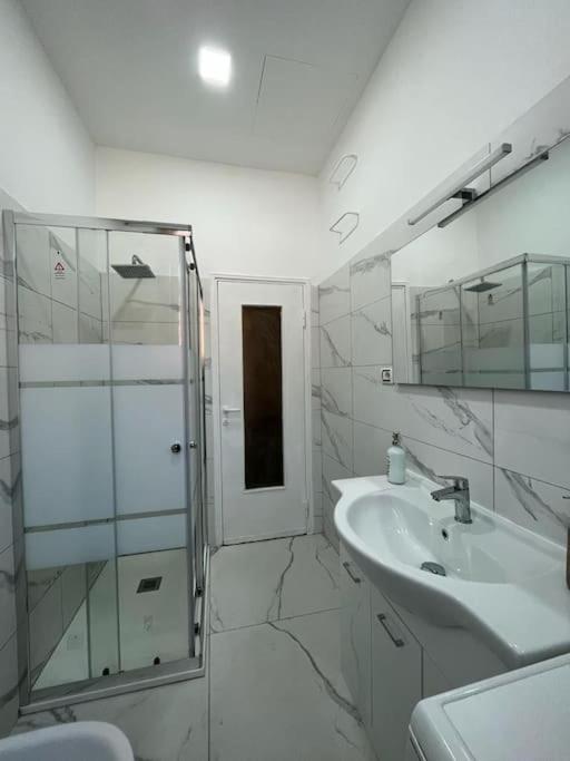 Spacious And Bright Close To Fiera And San Siro *
